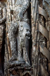 Fragment fasady wejściowej ukazujący tarczę rycerską Museo Nacional De Escultura Religiosa zbudowany w latach 1488-96 zdjęcie